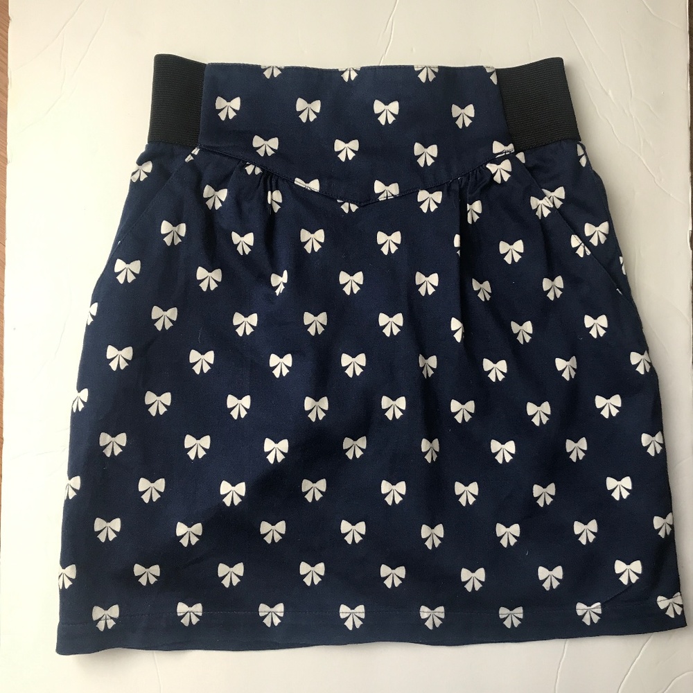 Divided by H&M Navy Mini Skirt with White Bow Tie print. Size 4.